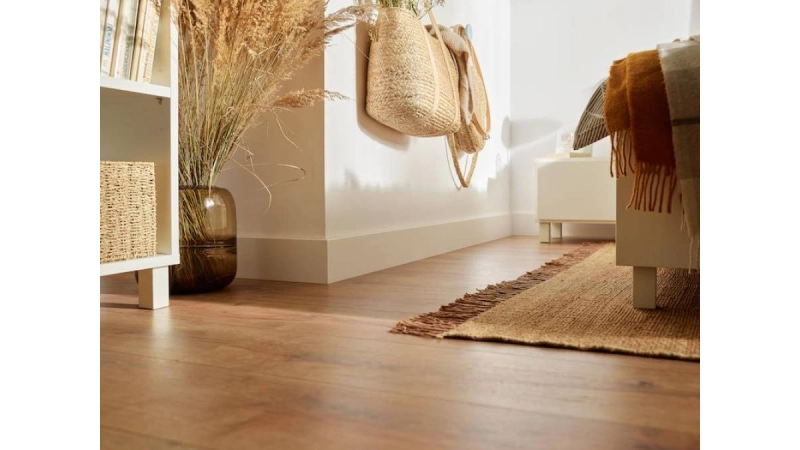 Jakie listwy przypodłogowe do podłogi z paneli winylowych?