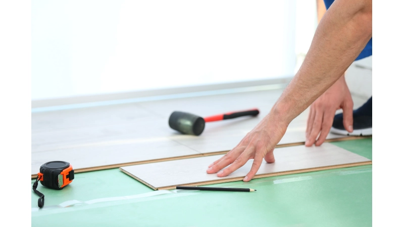 Jak układać panele podłogowe z V-fugą? Instrukcja krok p