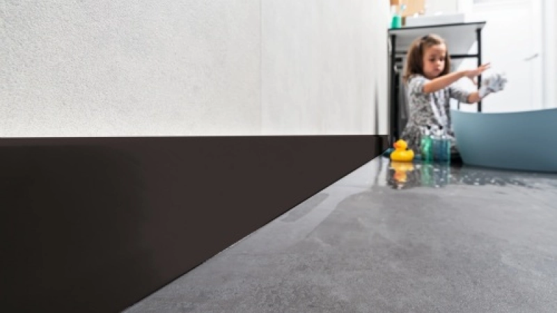 Czarne listwy przypodłogowe ESPUMO