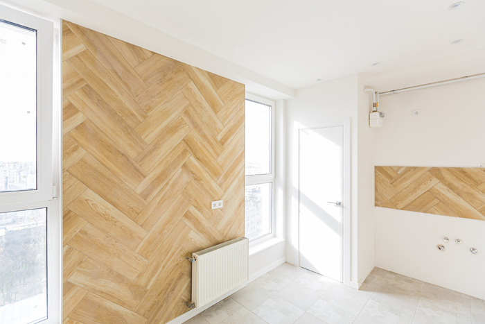 Ciekawe akcenty z paneli podłogowych na ścianach