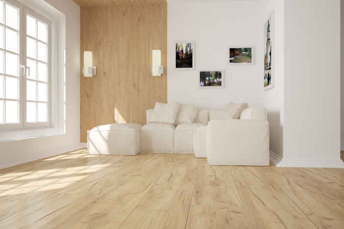 Panele podłogowe na ścianie w salonie