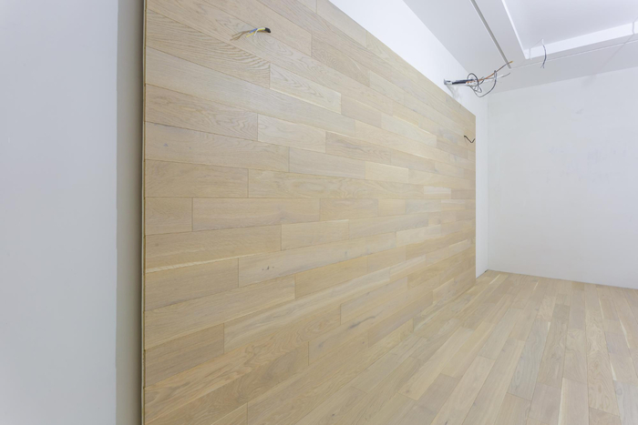 Ściana z paneli podłogowych
