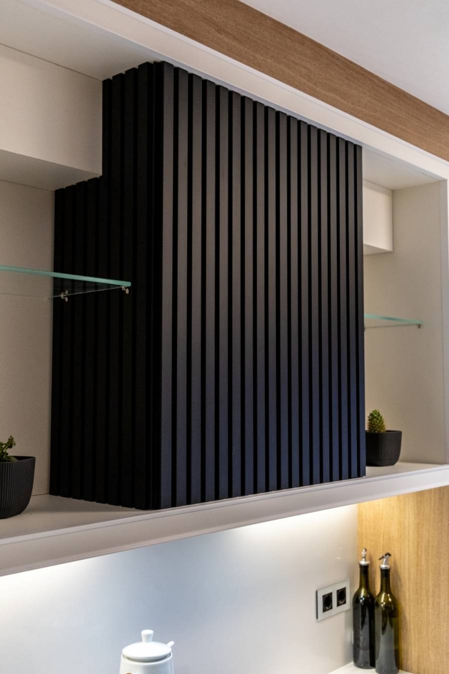 czarne lamele na okapie w kuchni