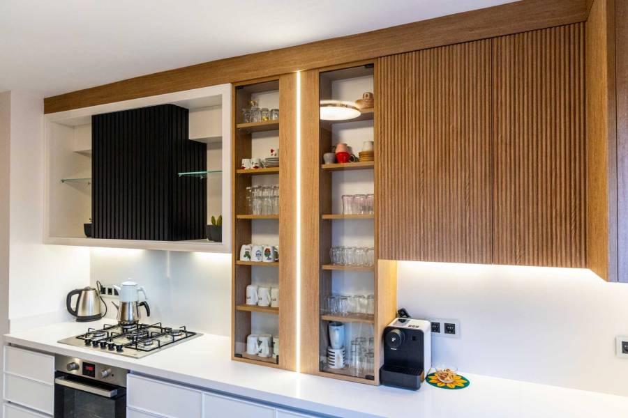 kuchnia z wykorzystaniem lameli ściennych czarne i drewno