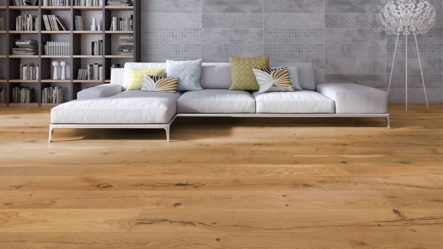 drewniana naturalna podłoga w salonie