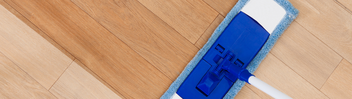 konserwacja czyszczenie olejowanie podłogi przy pomocy mopa