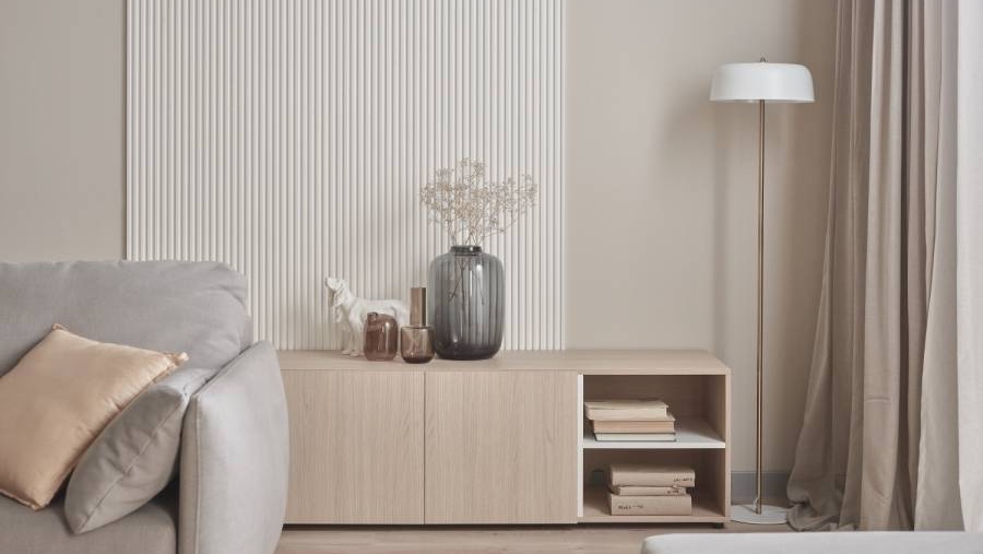 białe kremowe lamele ścienne w salonie na ścianie