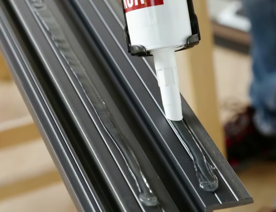 nakładanie kleju na panel lamelowy