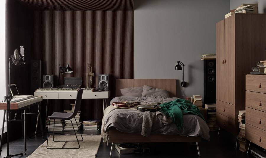 ciemne lamele ścienne za łóżkiem w sypialni w brązach