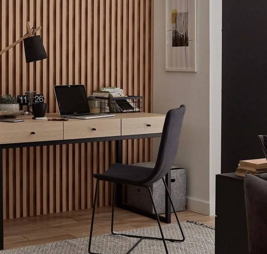 drewnopodobne lamele ścienne za biurkiem