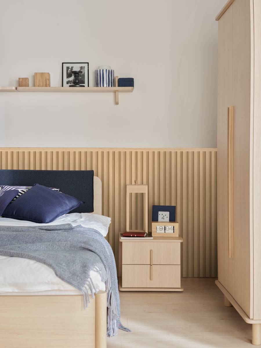 lamele ścienne w kolorze drewna w sypialni w stylu skandynawskim