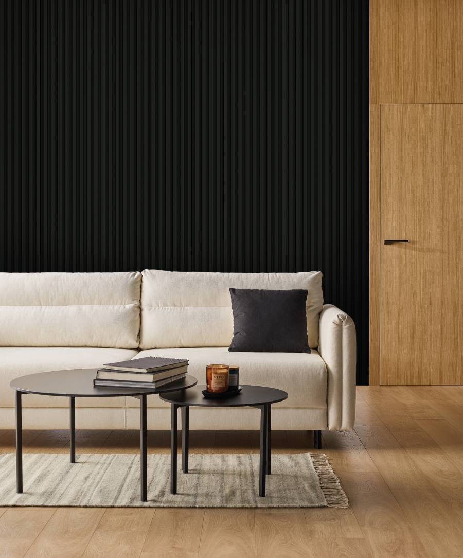 czarne lamele ścienne w salonie klasycznym