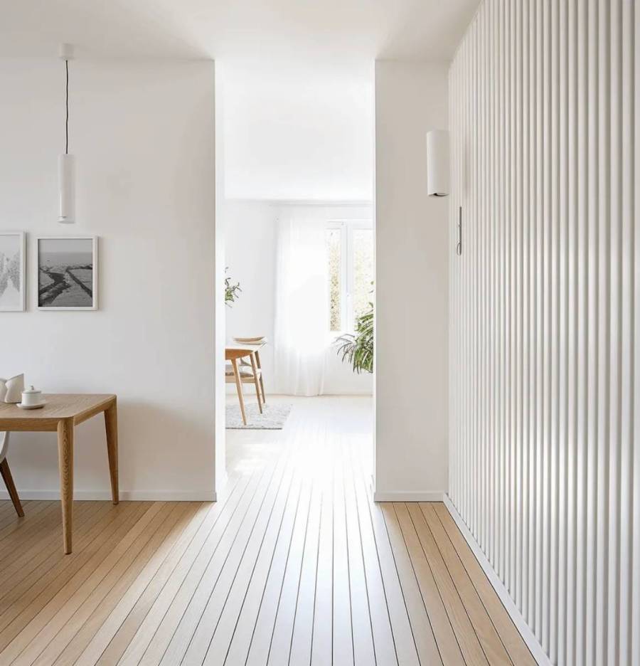 białe lamele Mardom na ścianie w mieszkaniu w stylu skandynawskim