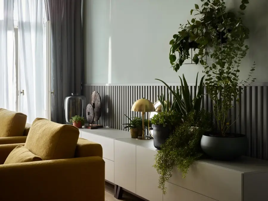 lamperia z lameli ściennych w salonie