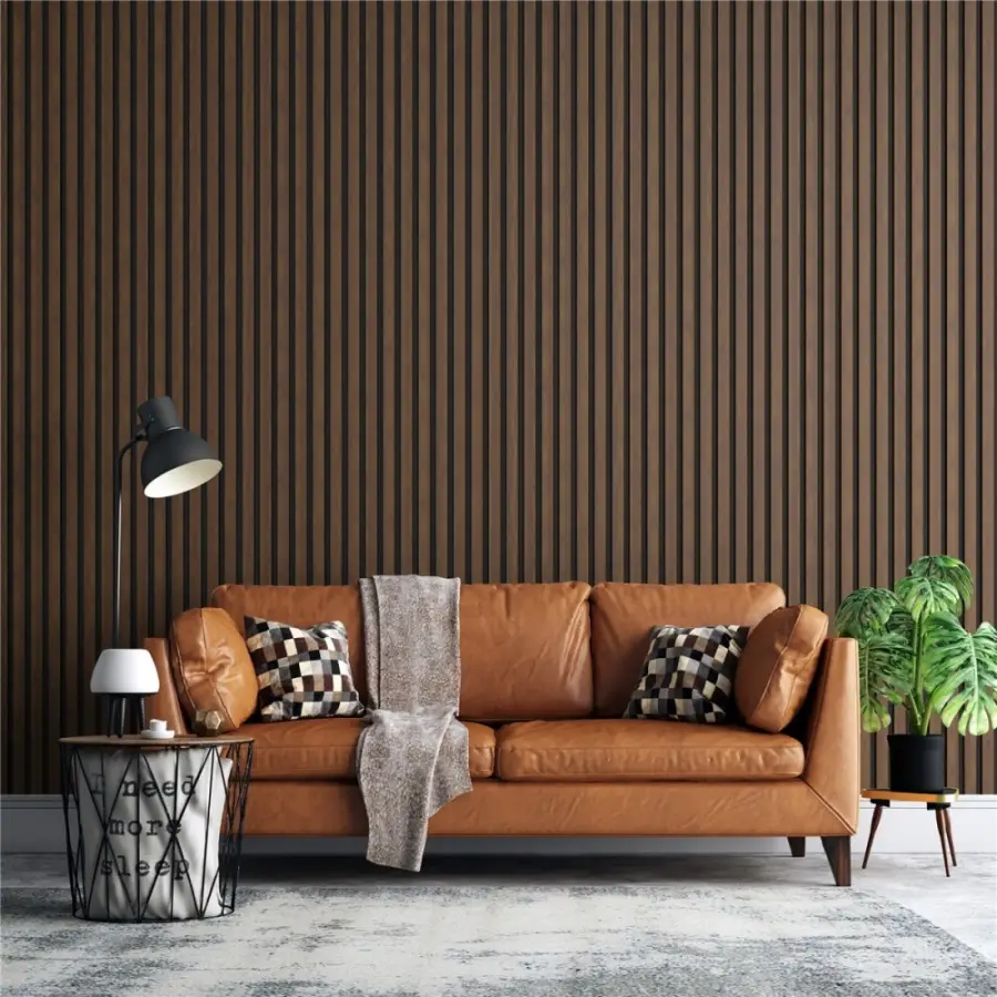 brązowe lamele ścienne za kanapą na ścianie w salonie