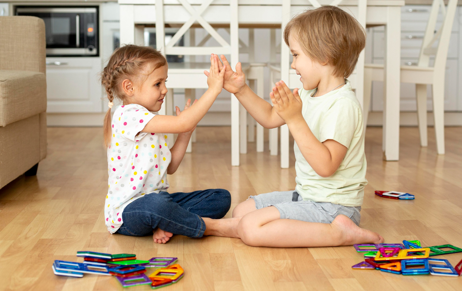 dzieci bawią się na podłodze