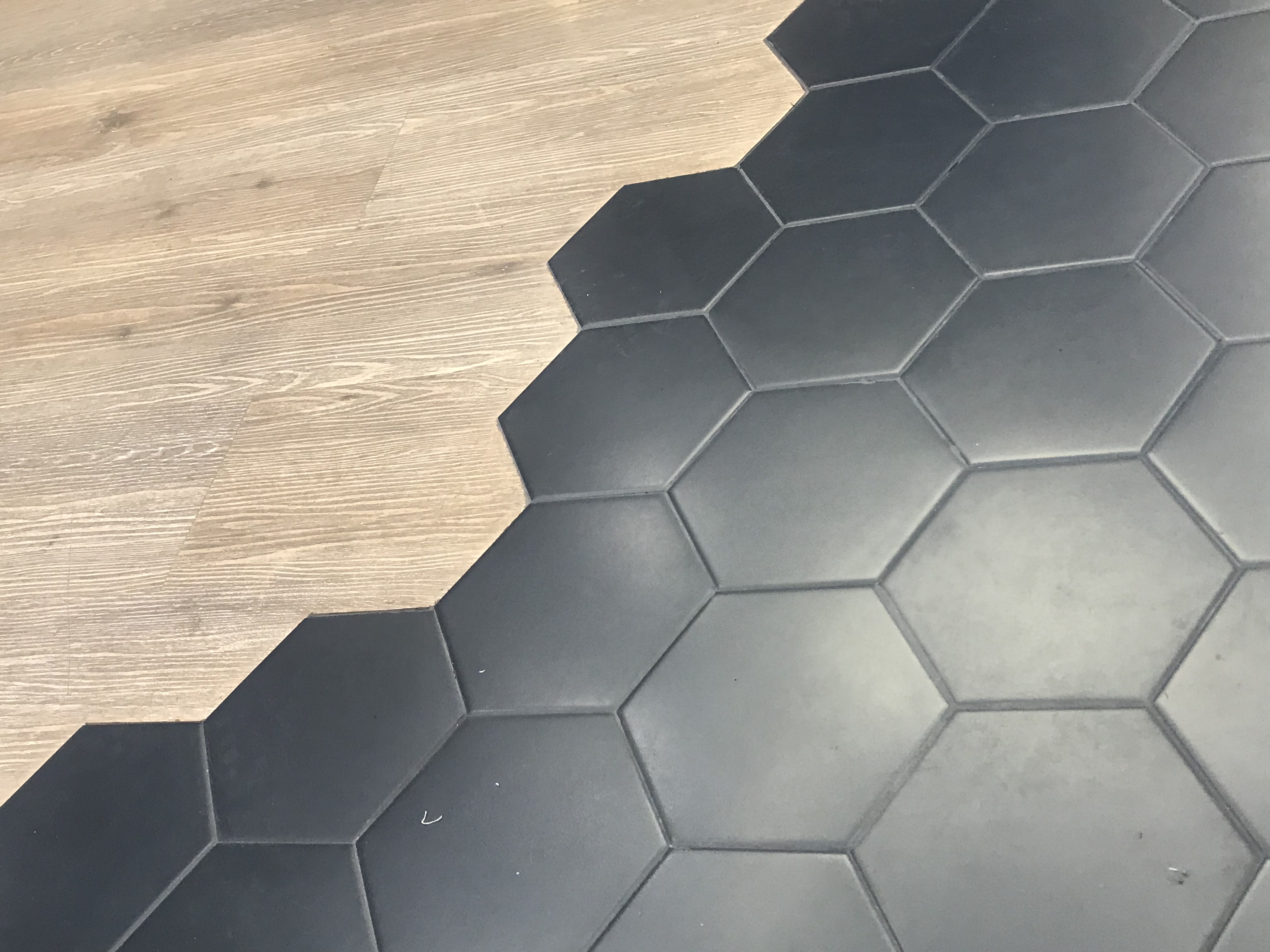 czarne płytki heksagony i panele jasne