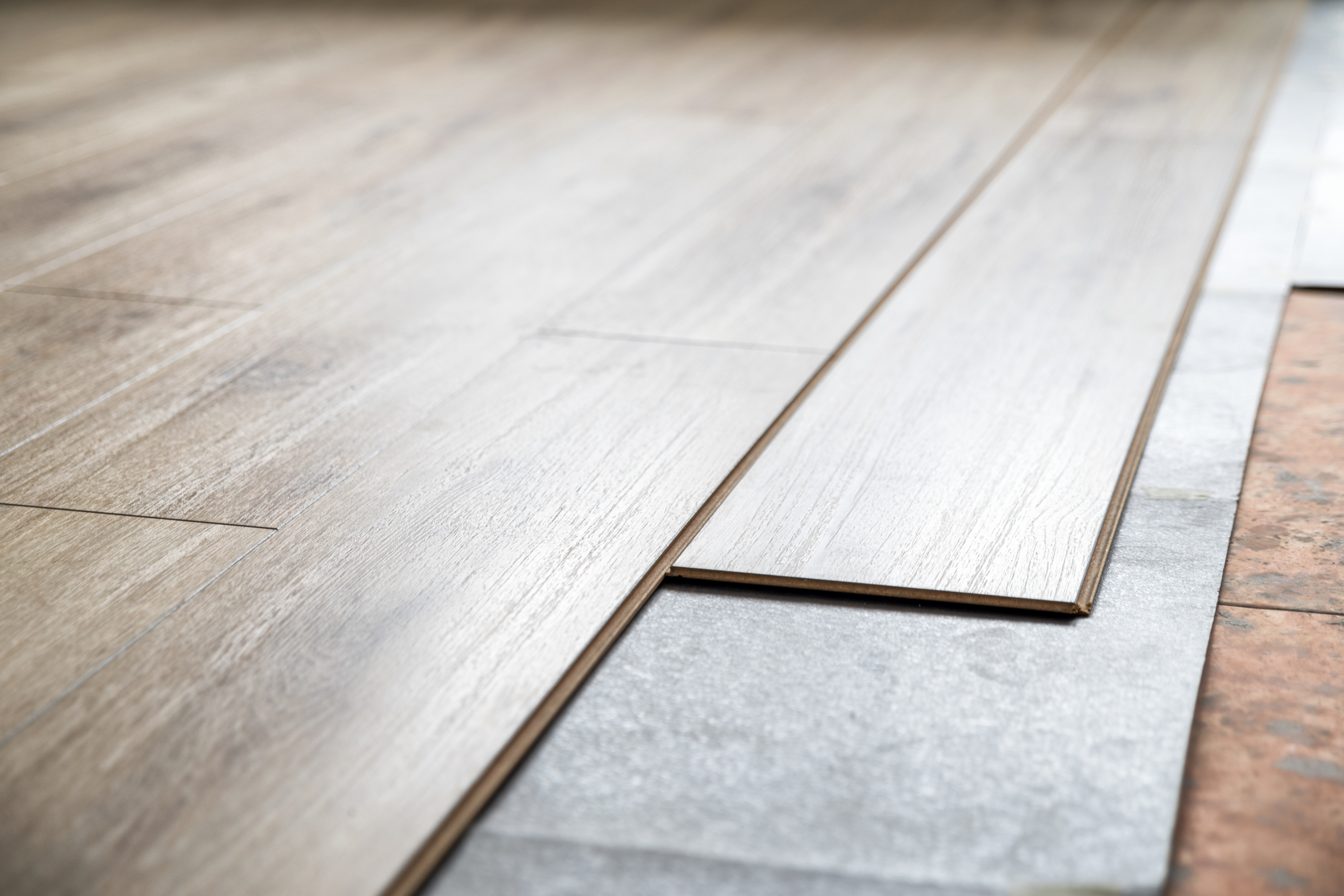 panele leżą na płytkach