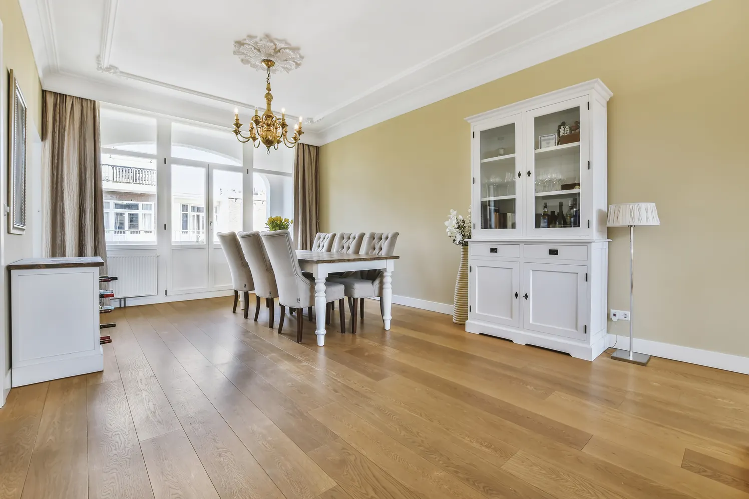 jasna jadalnia z panelami