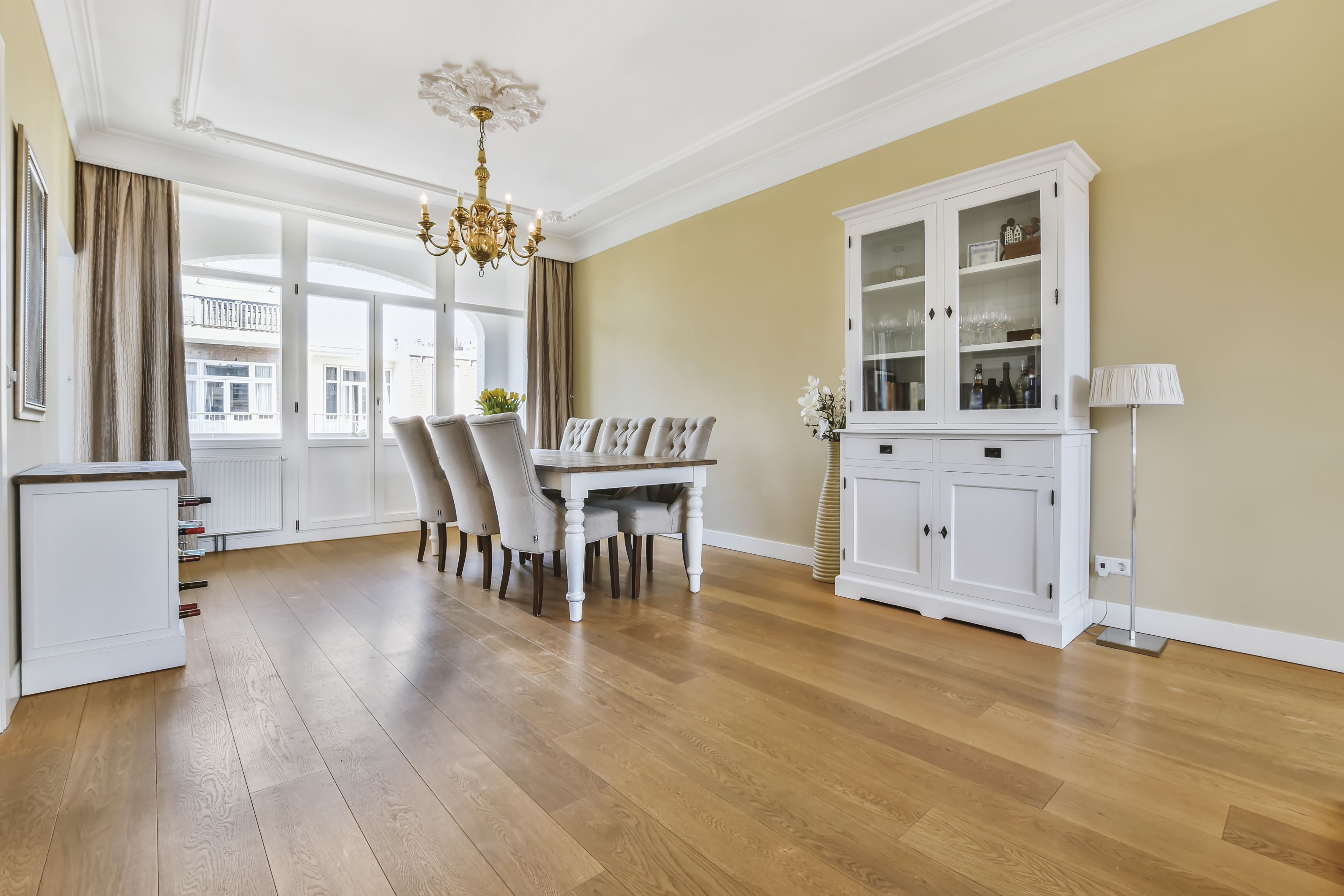 jasna jadalnia z panelami