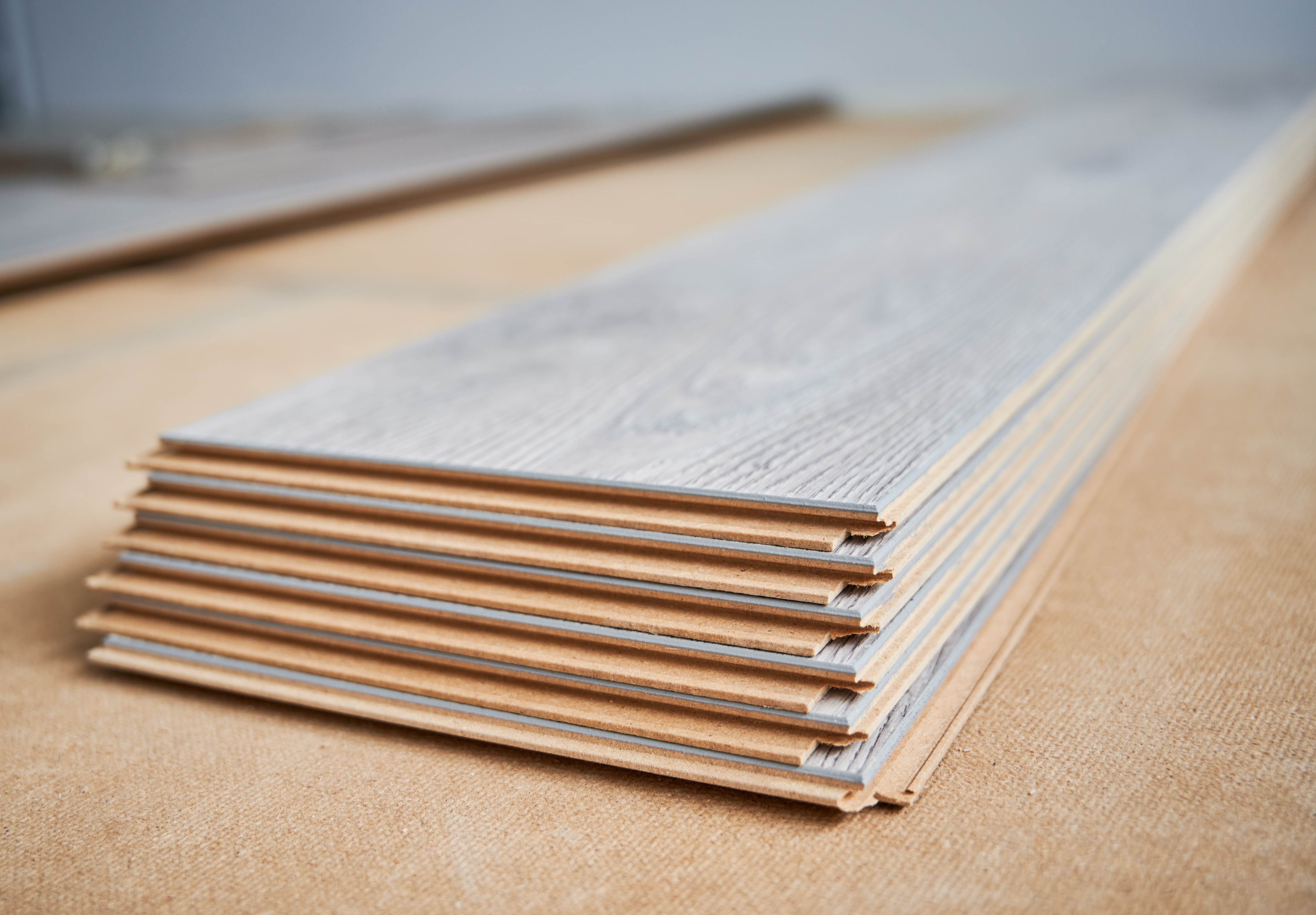 nowe panele podłogowe ułożone w stos