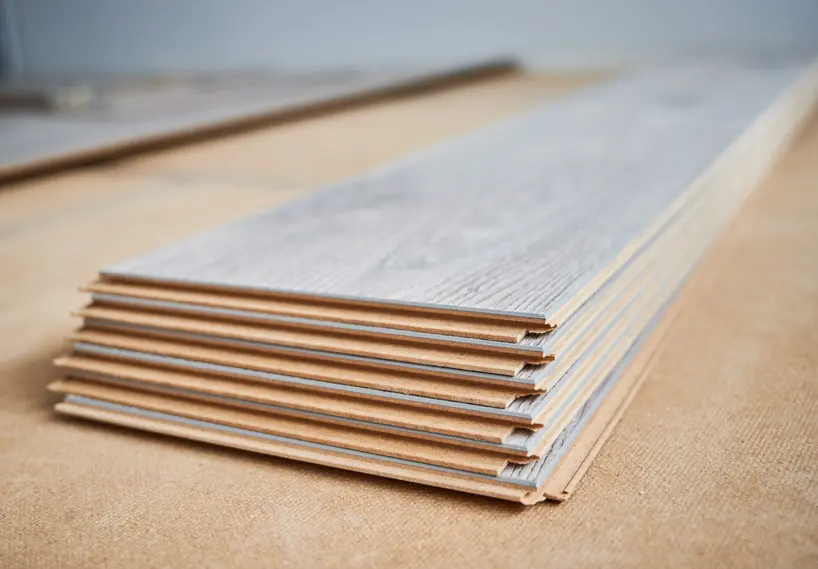 nowe panele podłogowe ułożone w stos