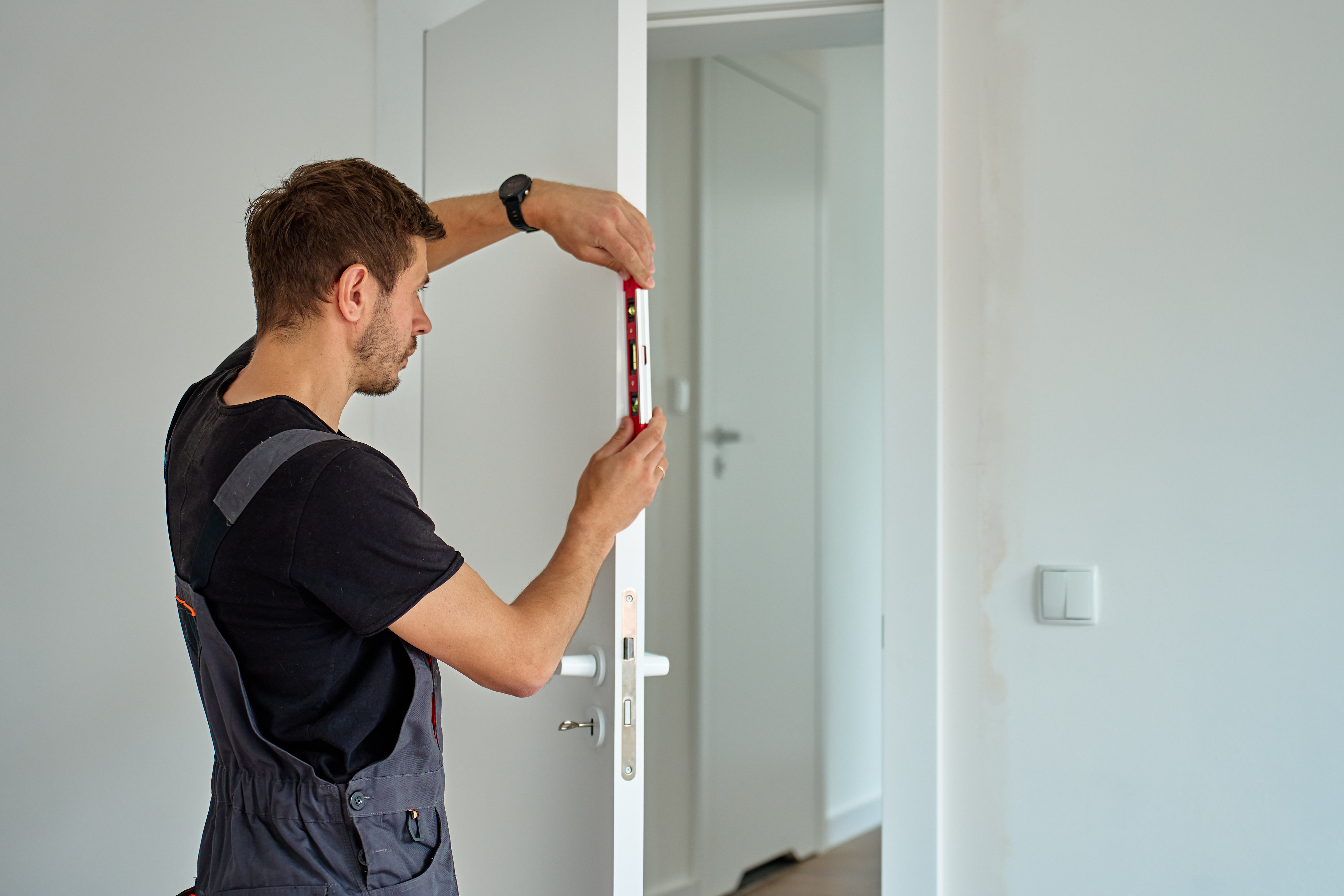 sprawdzanie poziomicą pionu drzwi wewnętrznych