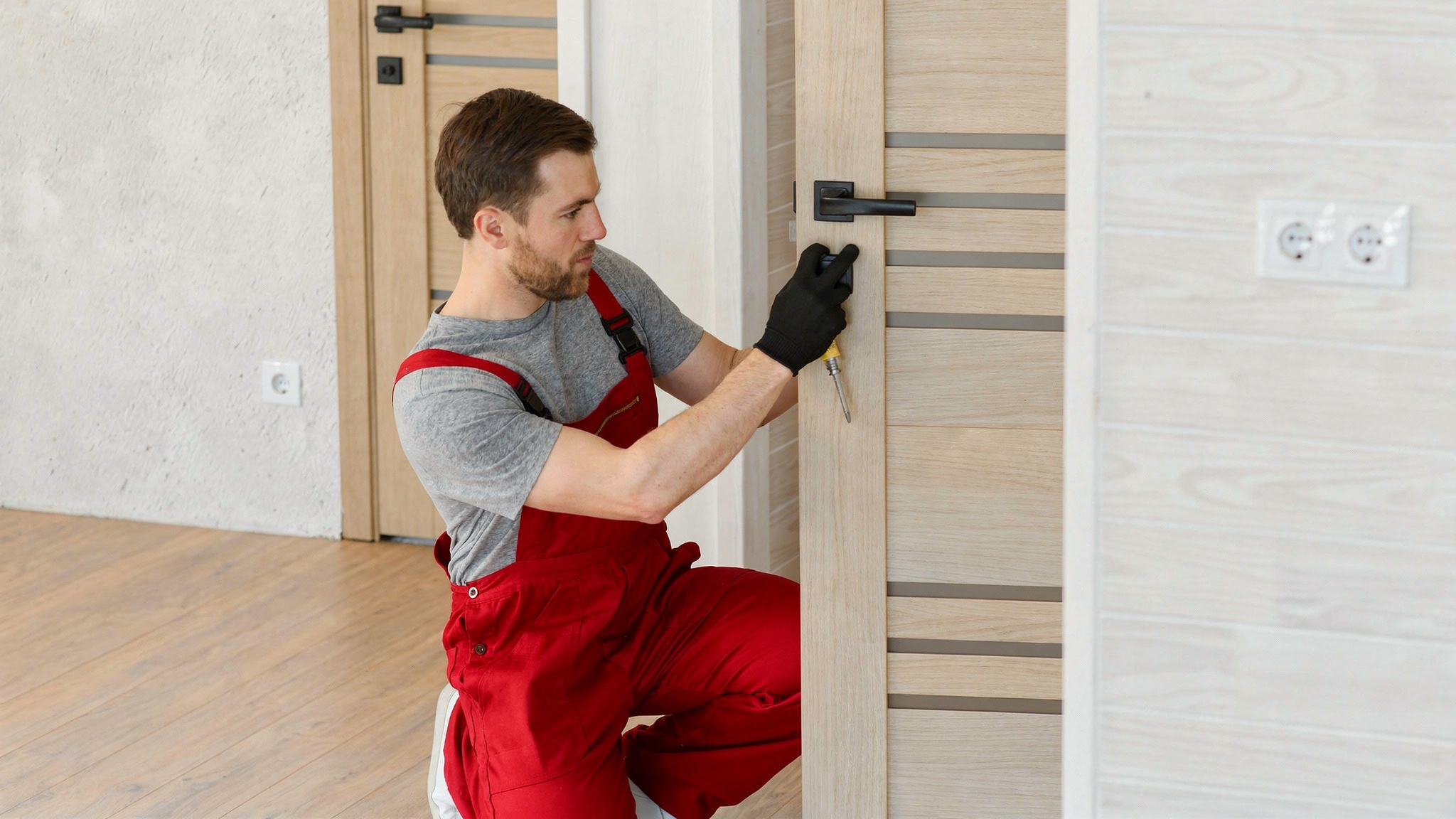 regulacja drzwi pokojowych i okuć