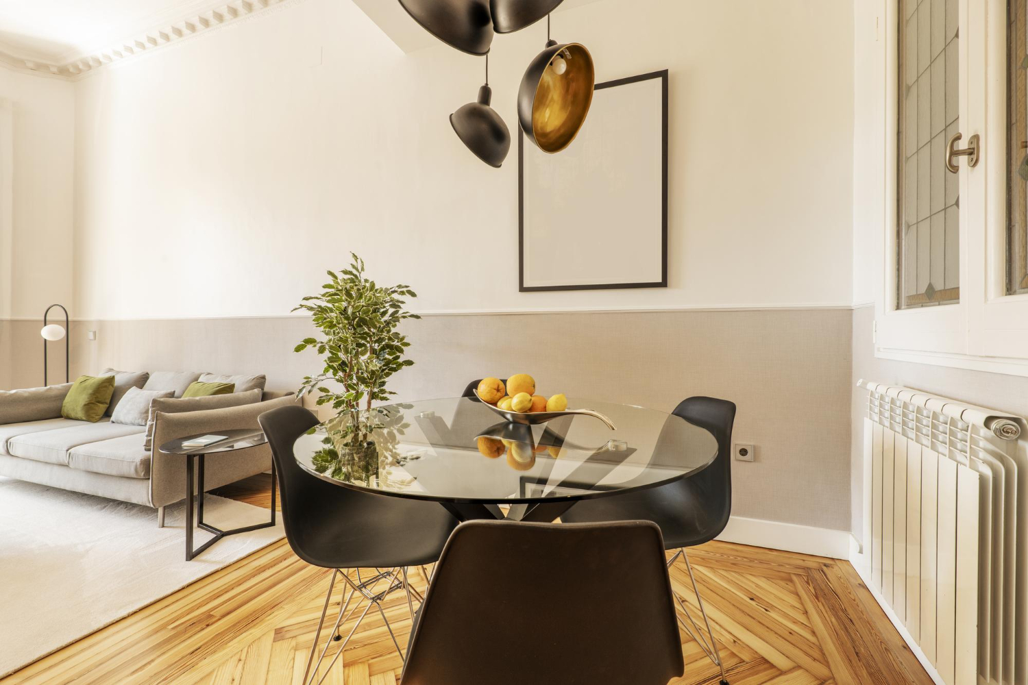 salon z jadalnią z różną podłogą