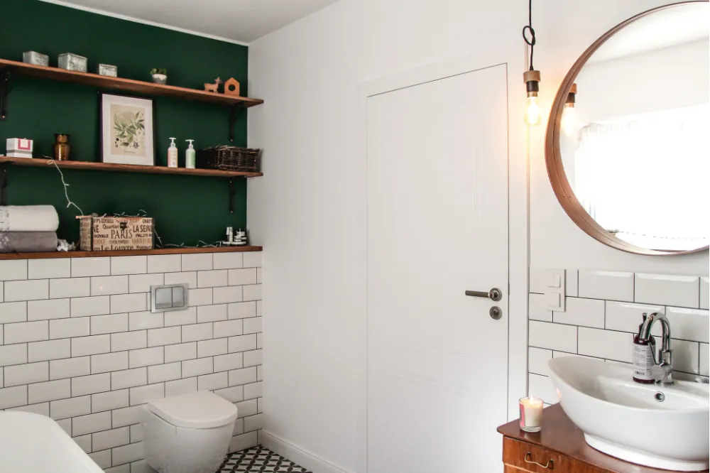 białe drzwi łazienkowe z zamkiem WC i rozetą WC