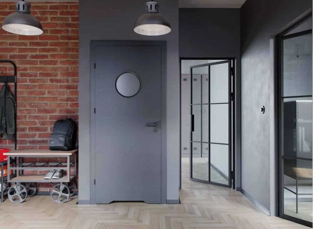 ciemne drzwi do łazienki z bulajem, widok od zewnątrz