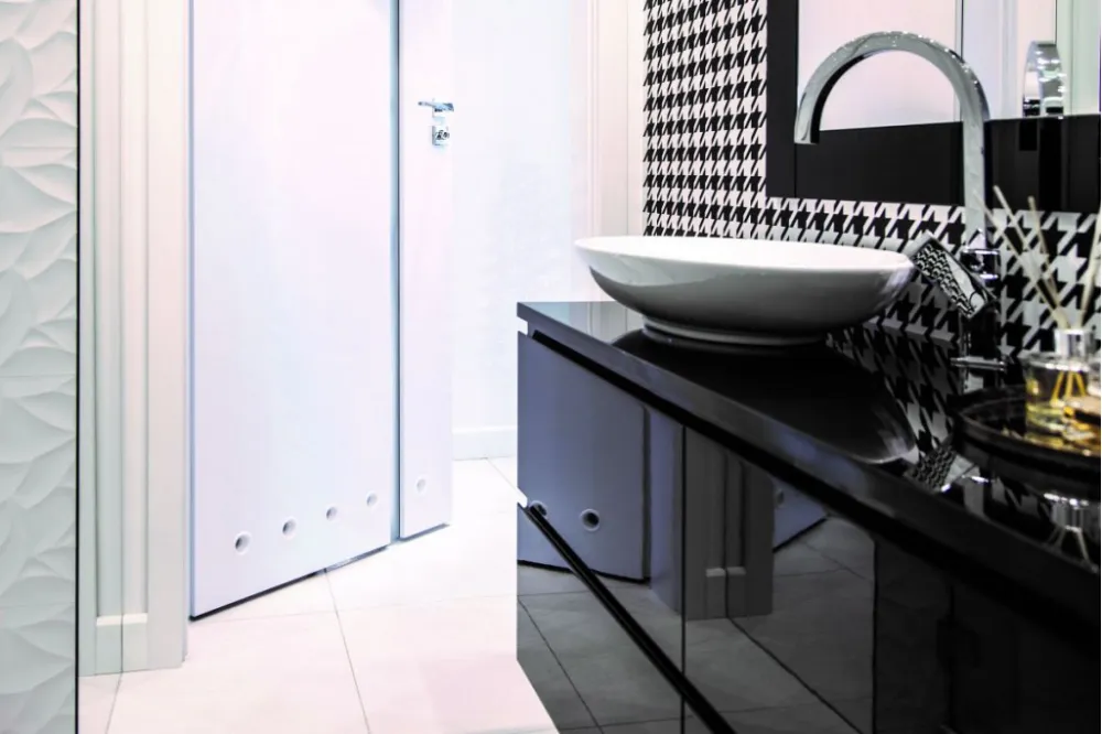 białe drzwi łazienkowe z tulejami wentylacyjnymi zamontowane w nowoczesnej łazience