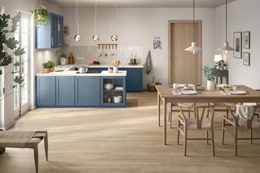 jasna kuchnia z panelami podłogowymi na podłodze