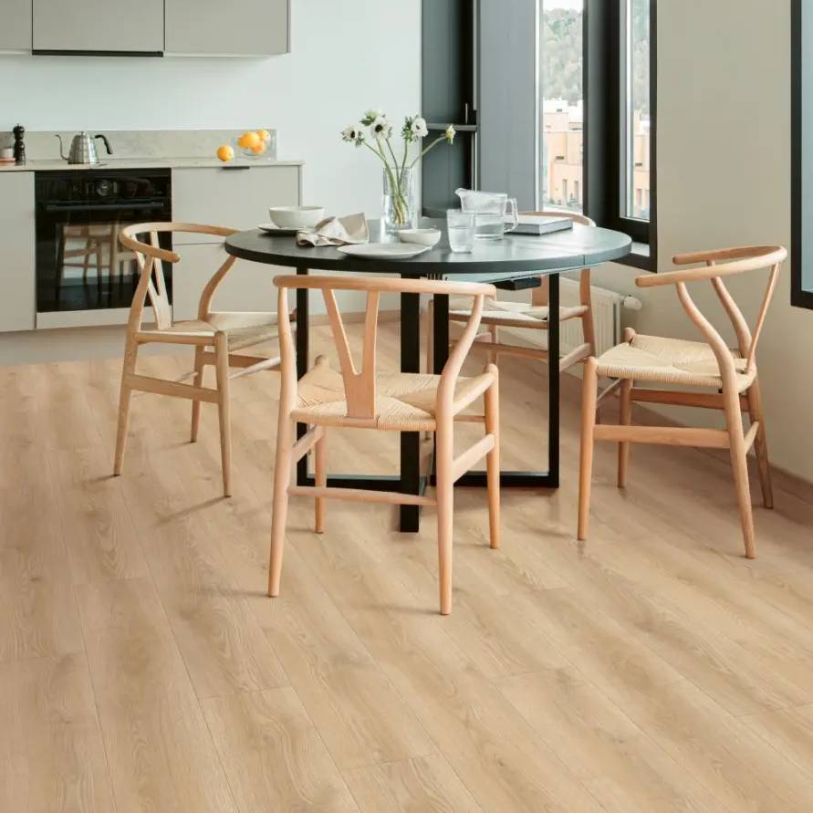panele winylowe brauma oak balterio w przestronnej kuchni