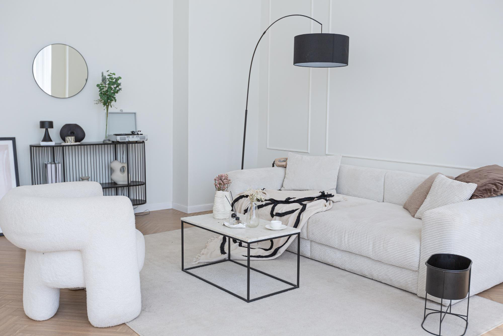 jasny salon w stylu modern ze stylowym fotelem