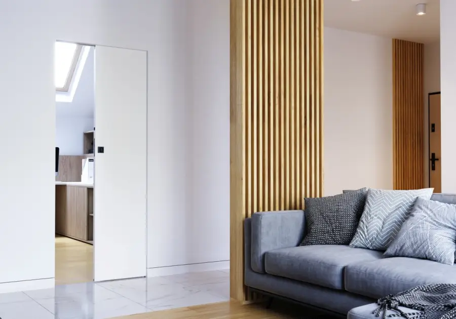 Białe drzwi przesuwne ukryte w ścianie