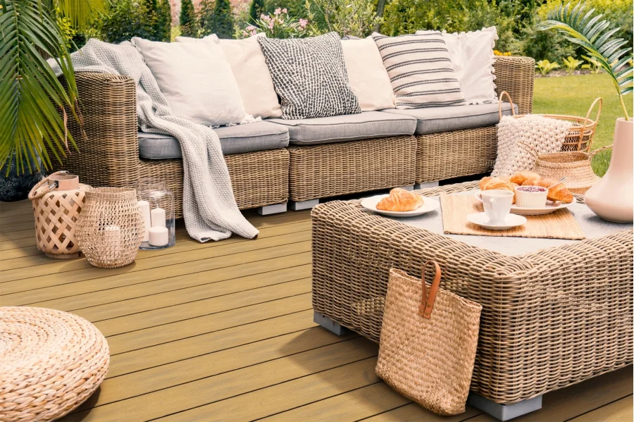 słoneczny taras z meblami ratanowymi i dwustronną deską tarasową kompozytową WPC