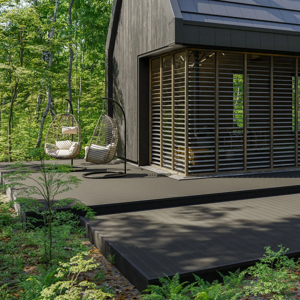 deska kompozytowa na tarasie dwupoziomowym przy domu w lesie