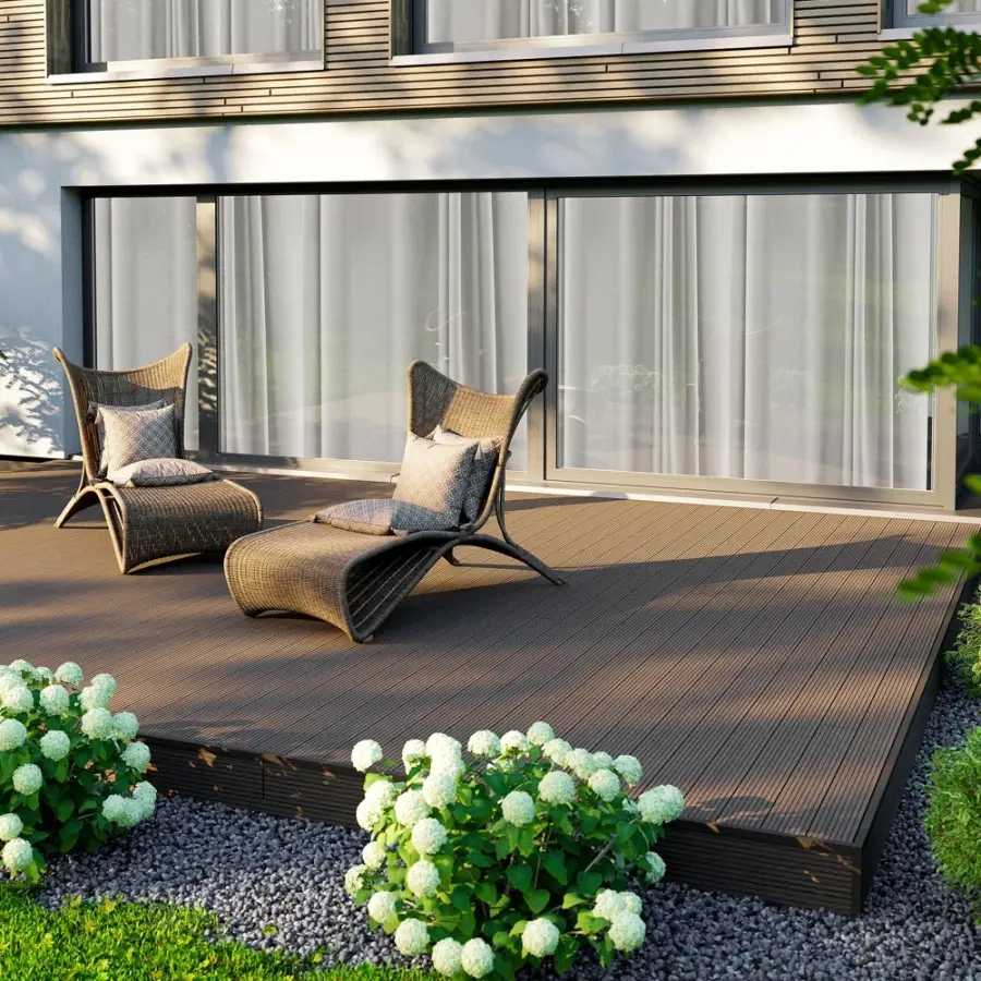 słoneczny nowoczesny kompozytpwy taras przed nowoczesnym domem