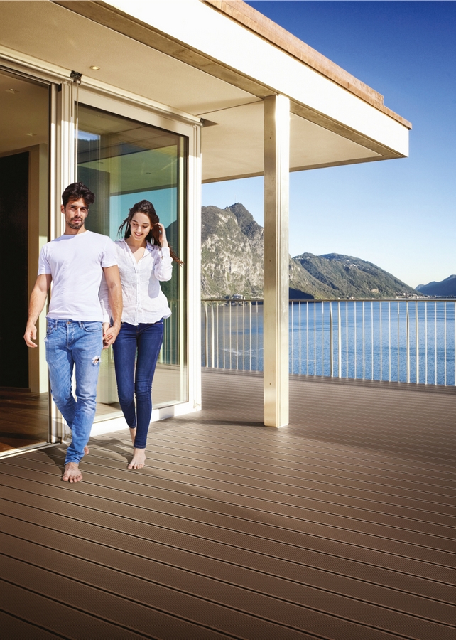 deska tarasowa na tarasie z widokiem na wodę