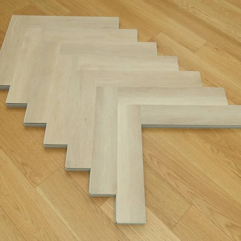 Panele winylowe SPC ze zintegrowanym podkładem Jodełka Gra